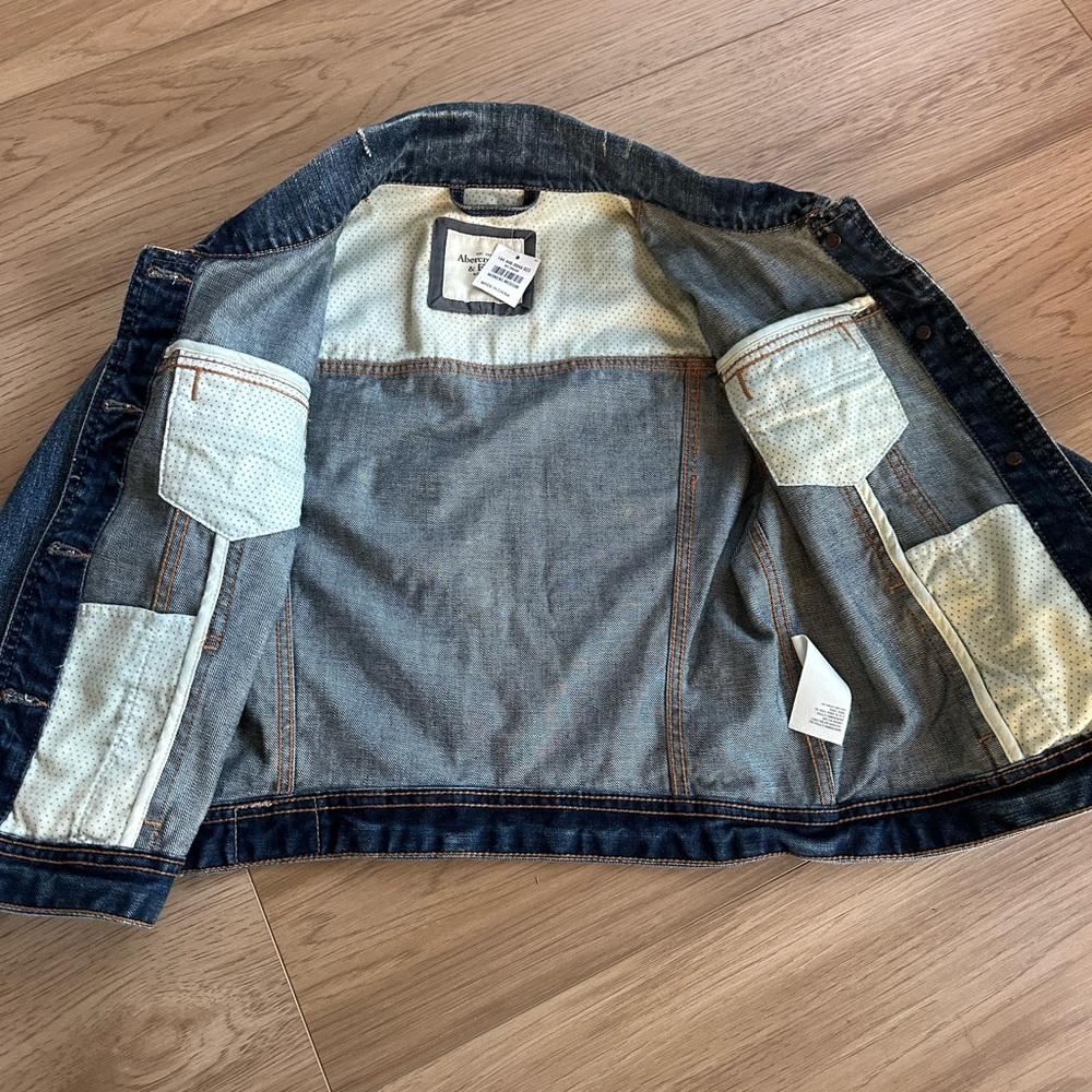 Abercrombie & Fitch Jean Jacket, Medium with Rhinestone bow pin, NWT - Picture 2 of 10